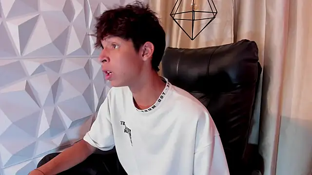 Ethan_qop's Live XXX Chat