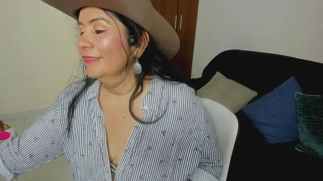 צ'אט XXX בשידור חי של kiraGeiner