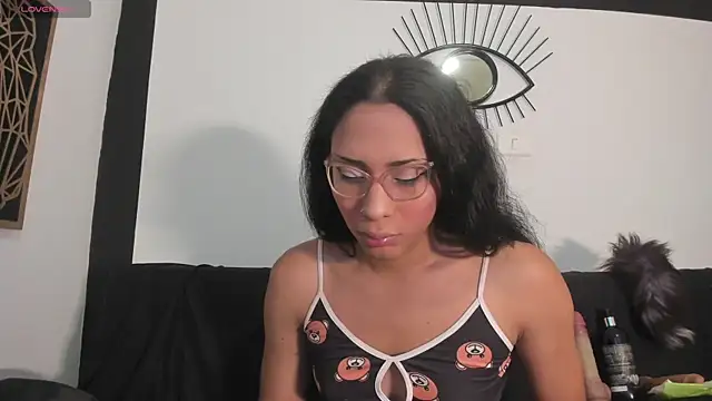 EmilyGomezLSのライブXXXチャット
