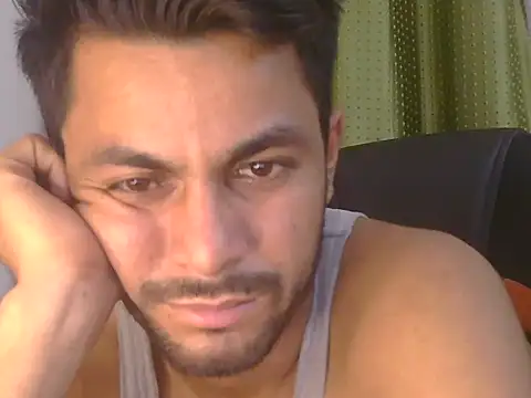 Stubborndesiboy Adlı Modelin Canlı XXX Sohbeti
