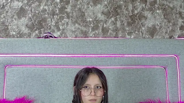 Naomimolie Adlı Modelin Canlı XXX Sohbeti