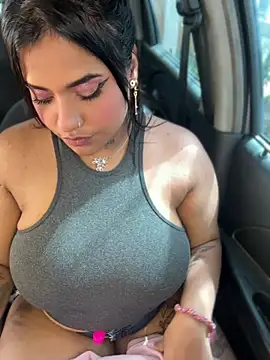Chatroom XXX en direct de Nahomy-fire