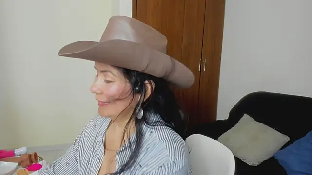 kiraGeiner's Live XXX Chat