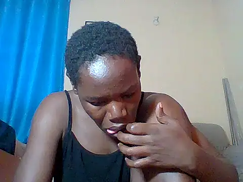 Blacksexyqueen24's Live XXX Chat