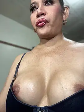 צ'אט XXX בשידור חי של HugeKatarinaTS