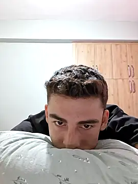 Yasinyasin7 Adlı Modelin Canlı XXX Sohbeti