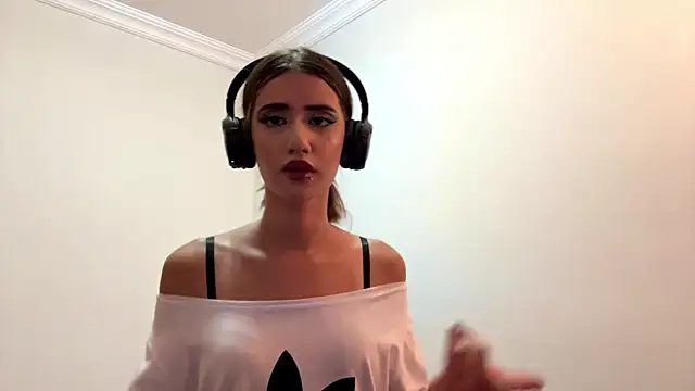 JuliaPierce Adlı Modelin Canlı XXX Sohbeti