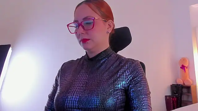 MistressErza Adlı Modelin Canlı XXX Sohbeti