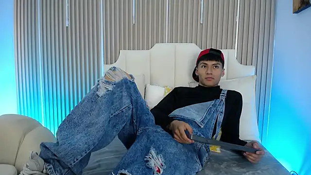 AdrianStark_ Chat XXX in diretta