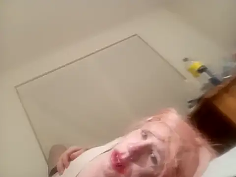 Webkamerová show yourwhitesissyslut