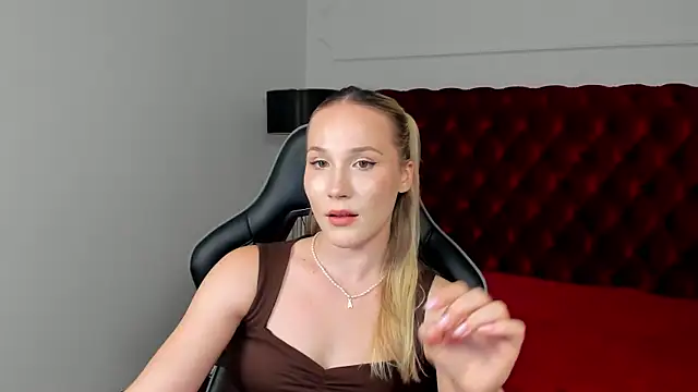 ElaraVoltage élő XXX-chatje