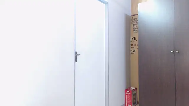 Tinnypussien Live XXX chat