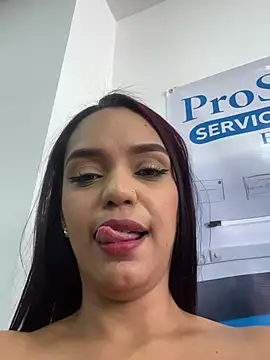 Show modela Sara-77 na web-kameri
