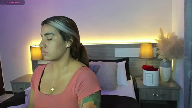แชท XXX สดของ ZarahFoxx