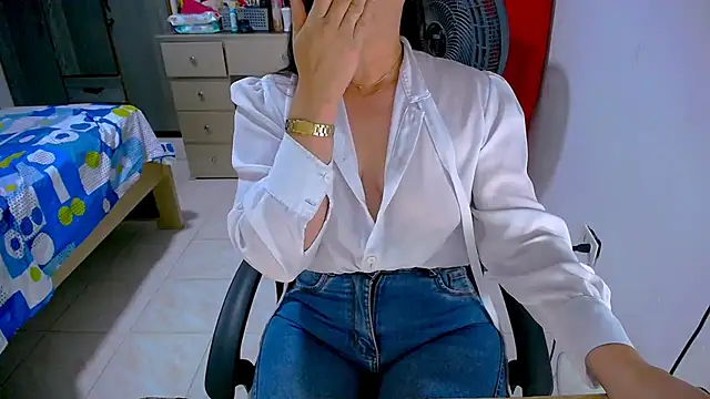 BitterMomXxx Adlı Modelin Canlı XXX Sohbeti