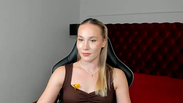 ElaraVoltage live XXX chat