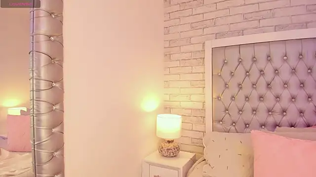 LylaBloom élő XXX-chatje