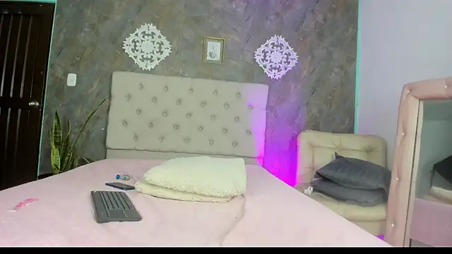 lily_rose1's Live XXX Chat