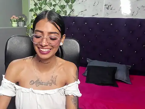 Czat XXX na żywo – KarlaSlutSkinny__