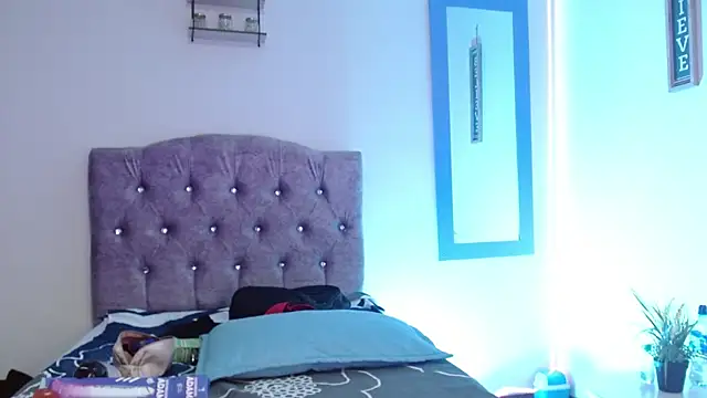 naya_10's Live XXX Chat