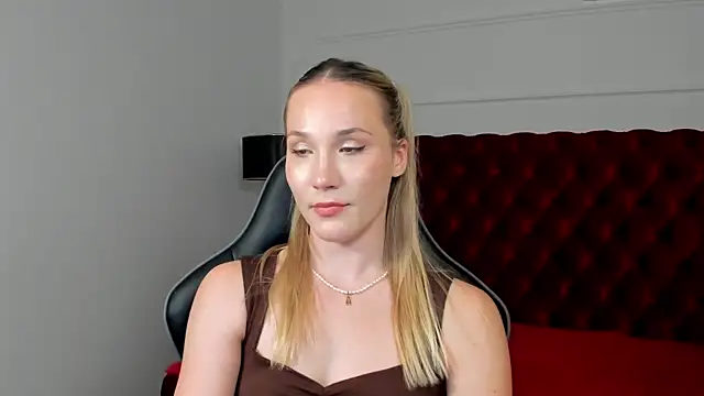 ElaraVoltage élő XXX-chatje