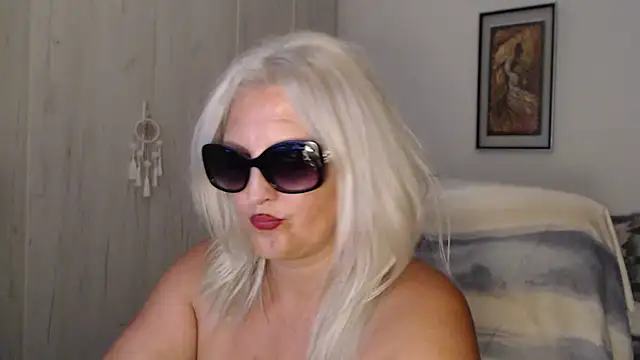 Divineblond's Live XXX Chat