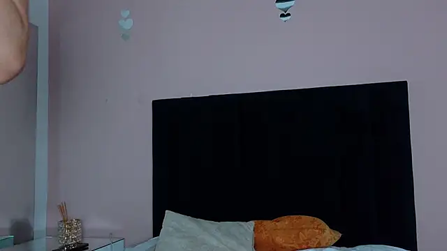 Chatroom XXX en direct de MILA_AND_COTI