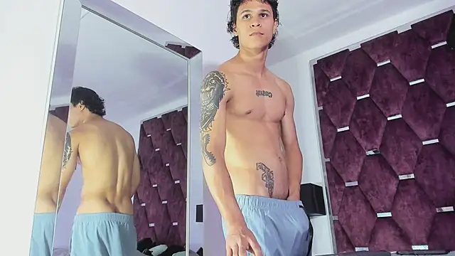 XXX chat uživo modela TonyBenedetti
