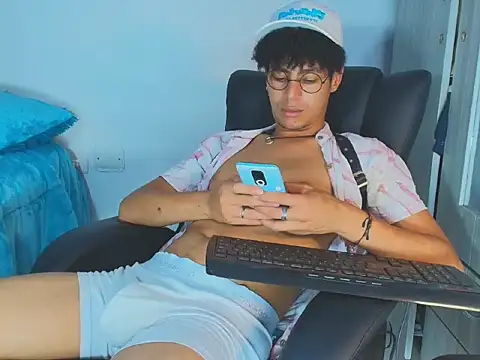 צ'אט XXX בשידור חי של ThiiagoSaeenz