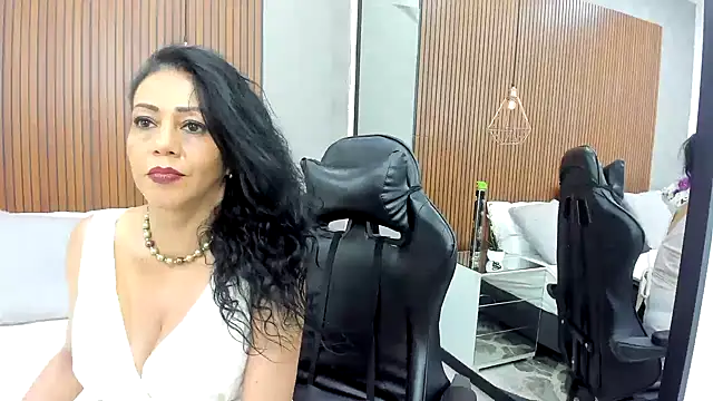 Velvet_Luxx Adlı Modelin Canlı XXX Sohbeti