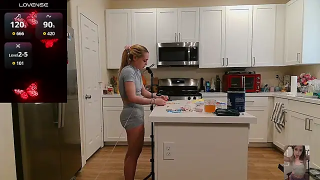 Blondiewithanass' Live XXX Chat