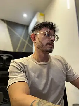 צ'אט XXX בשידור חי של andrewlopezz
