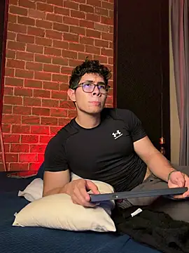GrayAndrews' Live XXX Chat