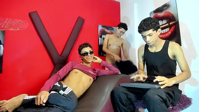 PRETTY_LOVERS1 live XXX chat