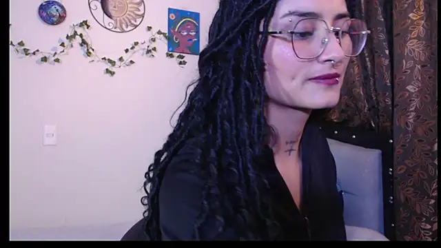 Lili__Clan Adlı Modelin Canlı XXX Sohbeti
