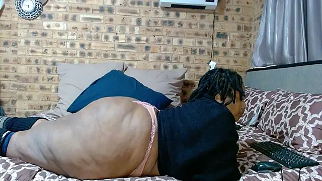 AFRICANBOOTYLICIOUS: διαδικτυακό σόου στην κάμερα
