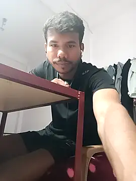 Robin681 Show in webcam