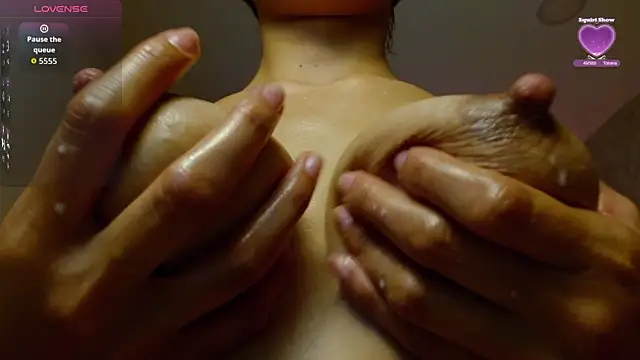 Roxxi_2110 élő XXX-chatje