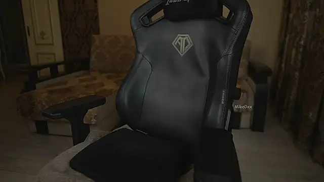 mike0xx live XXX chat