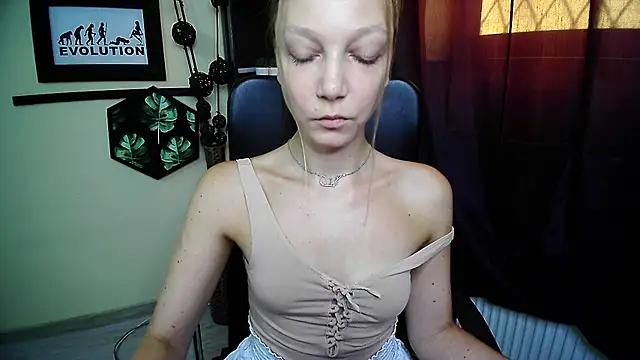 Онлайн чат XXX EmillyPlay