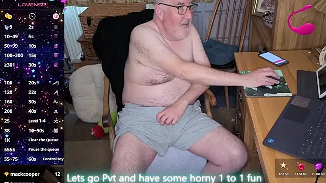 Adamdaddybear webkamerás műsora