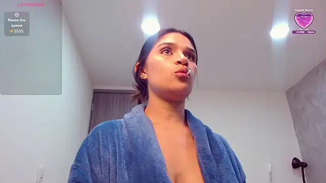 צ'אט XXX בשידור חי של Roxxi_2110
