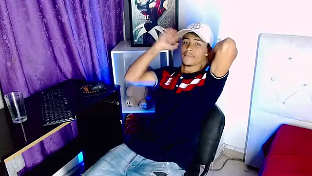 Angel_foxc13: διαδικτυακό σόου στην κάμερα