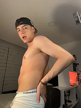 aronnhidden live XXX chat