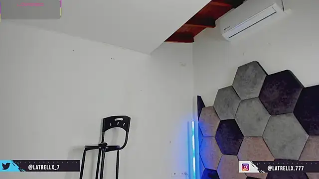 Latrellx7 Adlı Modelin Canlı XXX Sohbeti