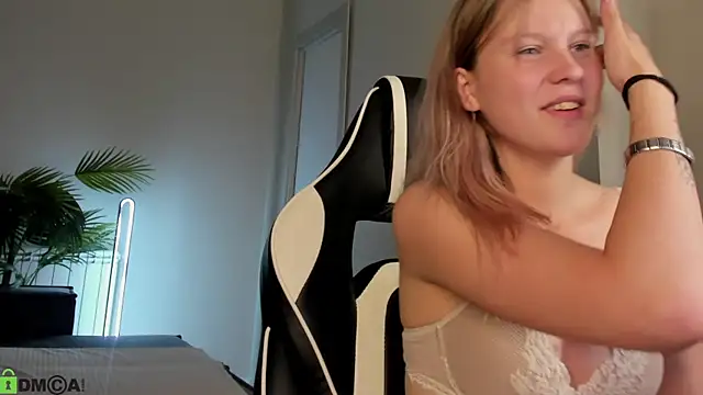 Peggy_Hun1t Adlı Modelin Canlı XXX Sohbeti