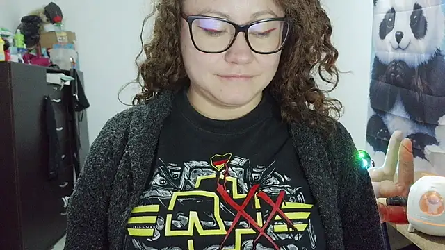 curly_greeneyed's Live XXX Chat