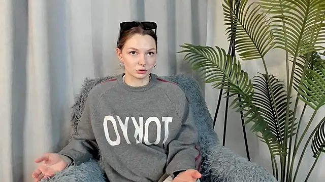 EmilieFerullo's Live XXX Chat