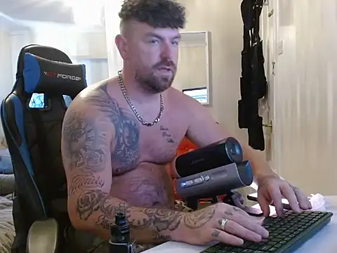 Naughty-man-in-uniform's Live XXX Chat