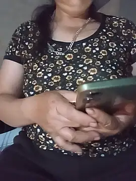 tuyet-nhi 现场XXX聊天